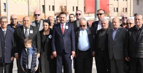 Eskişehir'de İYİ Parti Atatürk Anıtı’na çelenk bıraktı