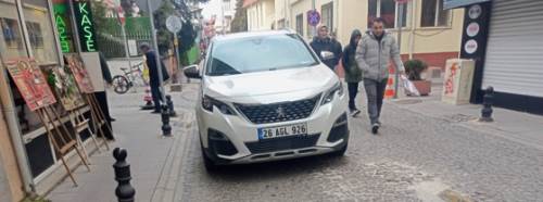 Eskişehir'de izinsiz araç parkları şehir düzenini bozuyor