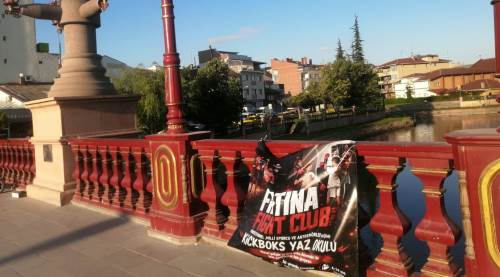 Eskişehir'de izinsiz asılan pankartlar tepki çekiyor