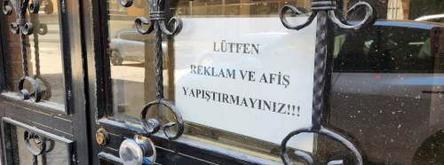 Eskişehir'de izinsiz ilanlar apartman sakinlerini bezdirdi