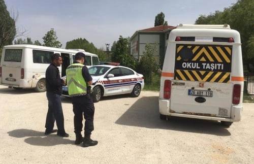 Eskişehir’de jandarma 2 okul servis şoförüne para cezası kesti