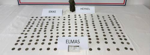 Eskişehir’de jandarma yakaladı: Araçtan elmas ve yüzlerce sikke çıktı