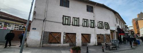 Eskişehir’de kaderine terk edilen metruk bina tepki topluyor!