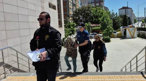 Eskişehir'de kadının boynundaki 17 çeyrek altını çaldı!