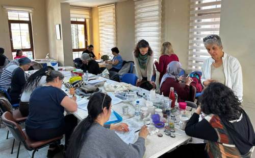 Eskişehir'de kadınlar, çini sanatıyla hem meslek hem gelir ediniyor