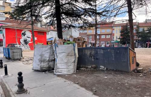Eskişehir'de kağıt toplayıcıları esnafın tepkisini çekiyor