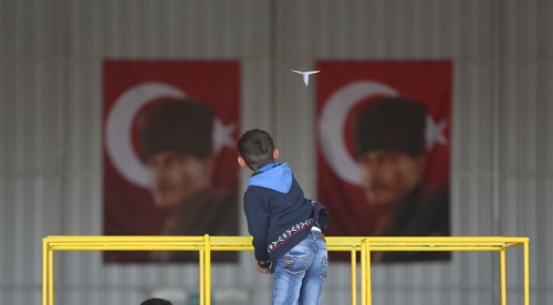 Eskişehir'de kağıt uçaklar birincilik için uçtu