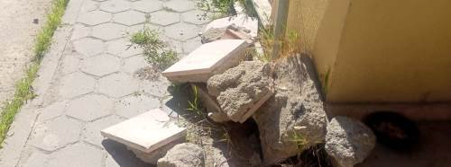 Eskişehir'de kaldırım işgali: Beton parçaları tehlike saçıyor