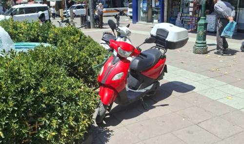 Eskişehir’de kaldırım işgali: Motosikletler yayaların yolunu kapattı