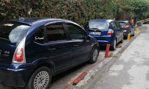 Eskişehir’de kaldırım işgali: Üç araç peş peşe engel oldu