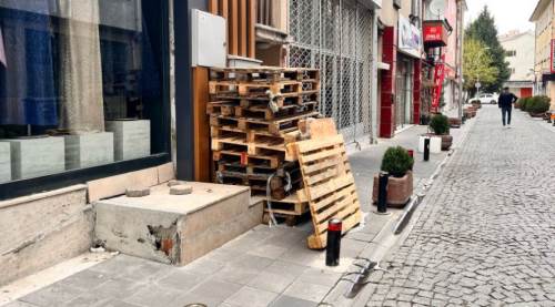 Eskişehir'de kaldırım işgali bitmiyor: Yine aynı...