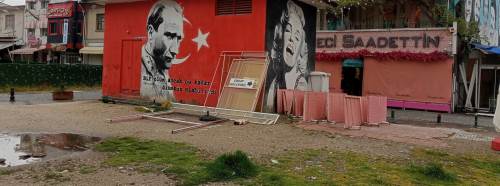 Eskişehir'de kaldırım işgali tartışması: Malzemeler geçişi daralttı