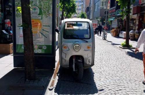 Eskişehir'de kaldırım işgali vatandaşları çileden çıkarıyor