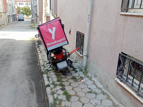 Eskişehir’de kaldırım işgali yayaları zora sokuyor