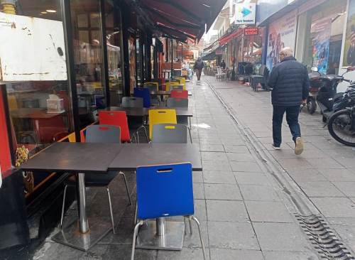 Eskişehir'de kaldırım işgali yayaların geçişini güçleştiriyor