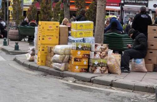 Eskişehir’de kaldırım karmaşası: Koliler yolları kapladı