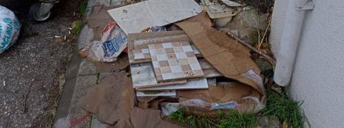 Eskişehir’de kaldırım kenarında biriken atıklar geçişi zorlaştırıyor