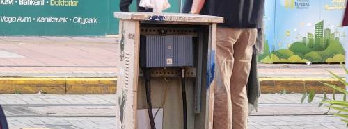 Eskişehir’de kaldırım ortasında tehlike: Elektrik kutusu endişe yarattı