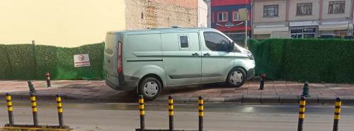 Eskişehir'de kaldırım parkı yayaların geçişini engelliyor!