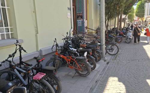 Eskişehir’de kaldırım sorunu: Motosikletler yine aynı noktayı doldurdu