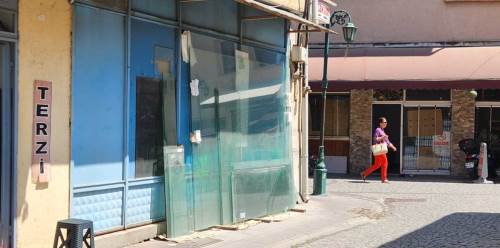 Eskişehir'de kaldırıma atılan camlar büyük tehlike yarattı