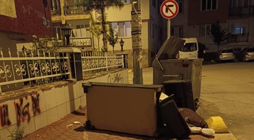 Eskişehir'de kaldırıma atılan eşyalar günlerdir temizlenmiyor