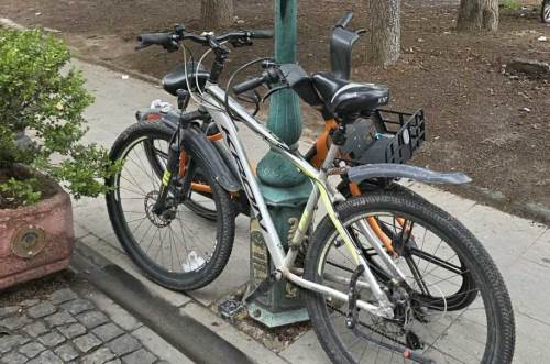 Eskişehir'de kaldırıma bağlanan bisikletler zorluk çıkarıyor