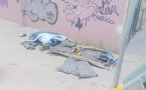 Eskişehir'de kaldırıma bırakılan atıklar tepki çekti