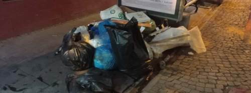 Eskişehir'de kaldırıma bırakılan çöpler tepki çekti!