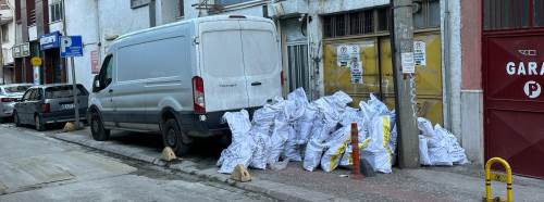 Eskişehir'de kaldırıma bırakılan inşaat atıkları tepkilere yol açtı