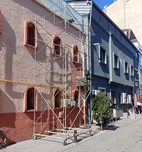 Eskişehir'de kaldırıma bırakılan iskele risk taşıyor