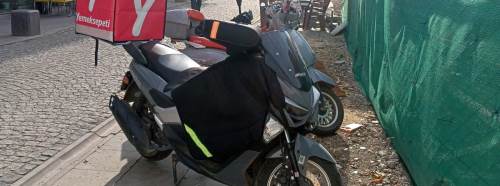 Eskişehir'de kaldırıma park eden motosikletler yayaları zorluyor!