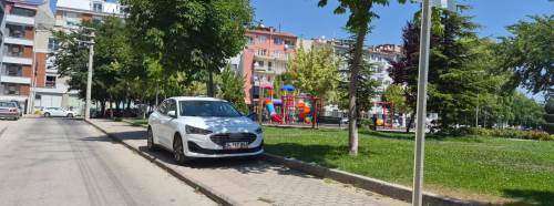 Eskişehir’de kaldırıma park eden sürücü yayaları hiçe saydı