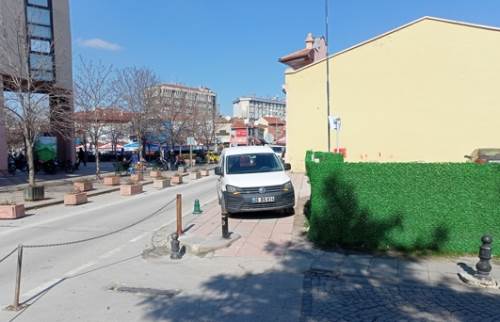 Eskişehir'de kaldırıma park edilen araçlar büyük sorun oluyor