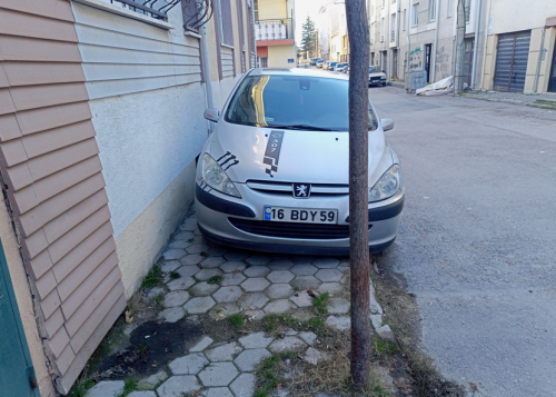 Eskişehir'de kaldırıma park edilen araçlar tepki çekiyor...