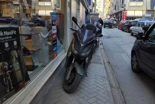 Eskişehir’de kaldırıma park edilen motosiklet vatandaşları yolundan etti