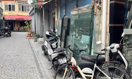 Eskişehir’de kaldırıma yerleştirilen camlar tehlike oluşturuyor