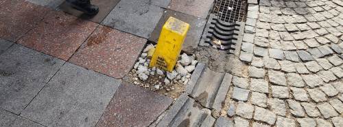 Eskişehir’de kaldırımda oluşan çukur tehlike saçıyor