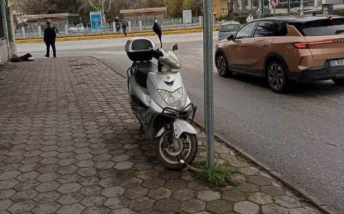 Eskişehir'de kaldırımda şaşırtan görüntü: Motoru böyle kitledi
