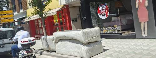 Eskişehir'de kaldırımı atıklarla kapladılar: Vatandaşlar tepkili