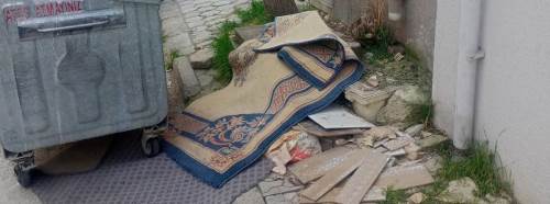 Eskişehir'de kaldırımı işgal eden çöpler tepki çekiyor