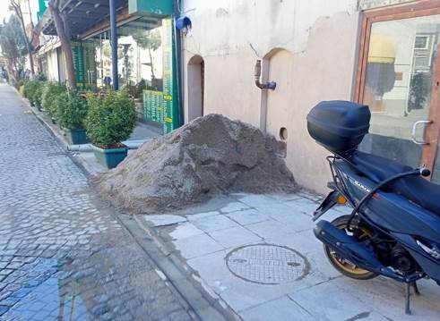 Eskişehir'de kaldırımı şimdi de kum birikintisiyle kapattılar