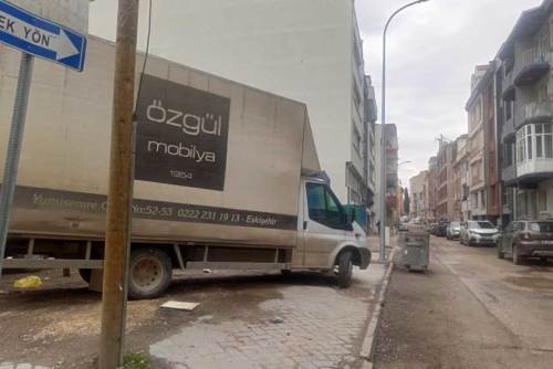 Eskişehir'de kaldırımı ve yolu kapatan kamyonet sorun yarattı