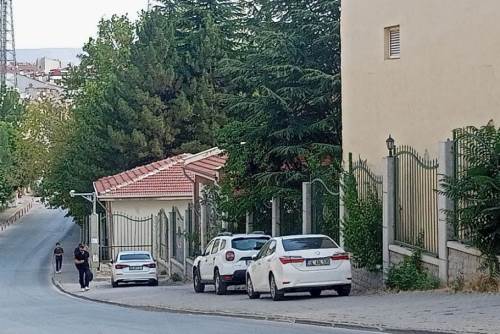 Eskişehir'de kaldırımlar araçlara teslim, mahalleli isyanda