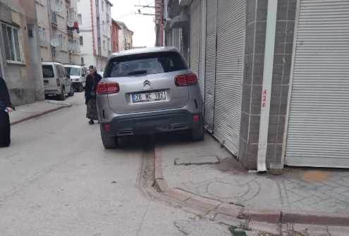 Eskişehir’de kaldırımlar araçlara teslim oldu