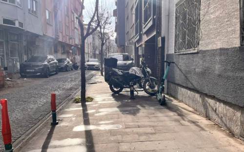 Eskişehir'de kaldırımlar araçlara teslim