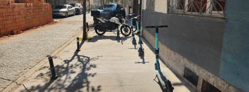 Eskişehir'de kaldırımlar araçlarla doldu!