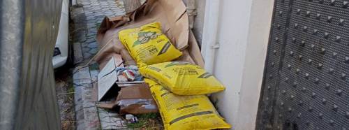 Eskişehir’de kaldırımlar atık ve malzemelerle doldu