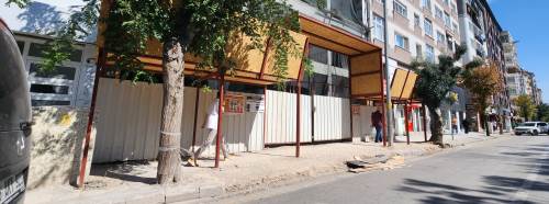 Eskişehir’de kaldırımlar inşaat engeline takıldı