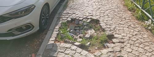 Eskişehir'de kaldırımlar işgal altında: Çöken yollar tehlike saçıyor